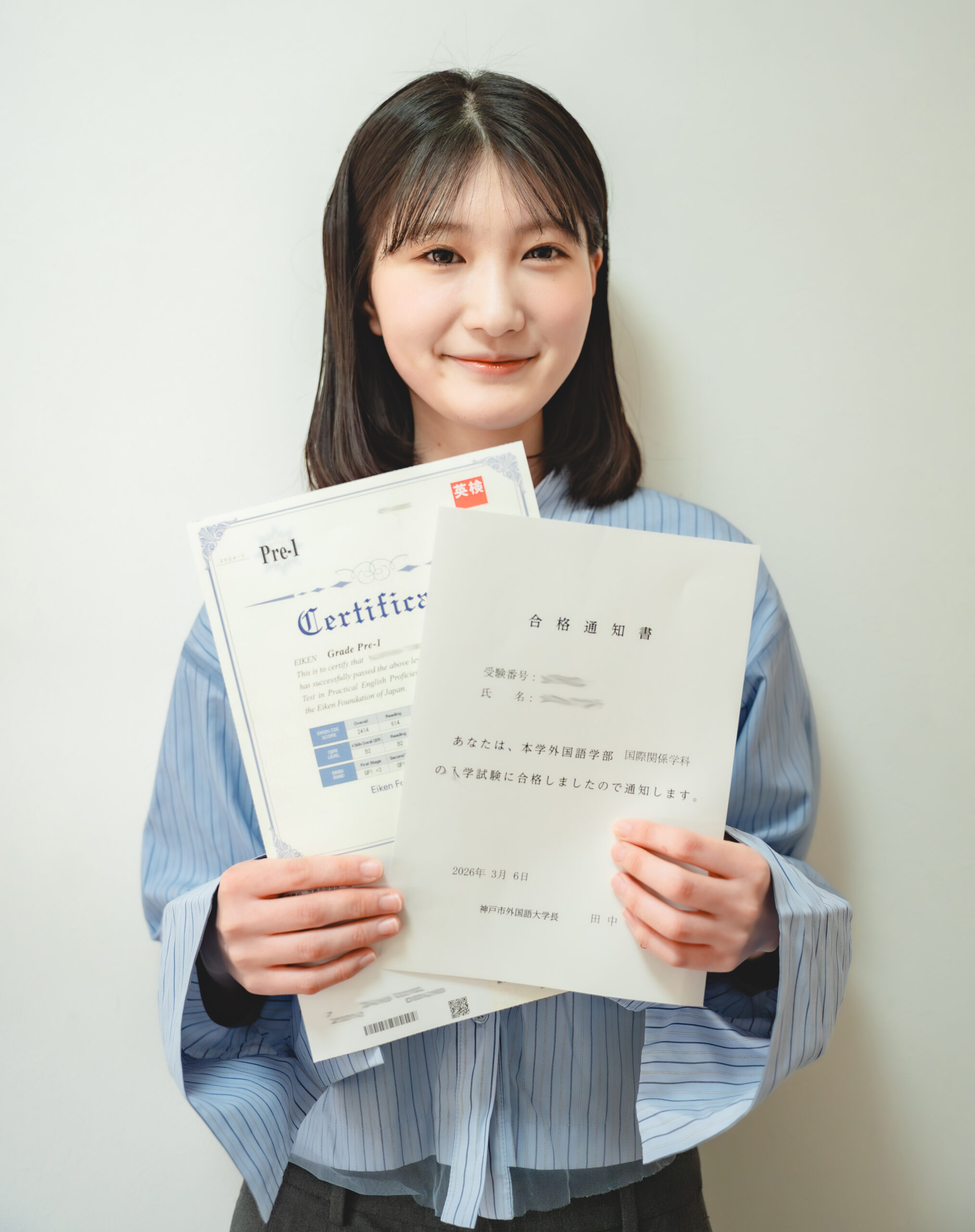合格証書を持つ生徒さん